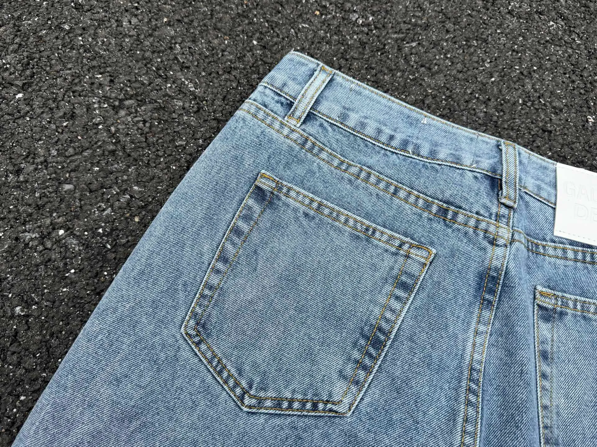 P260💰G88 GALLERY DEPT. Denim splicing flame🔥flare pants washed distressed splicing jeans GALLERY is attracted by these bell-bottom pants. Whether it is a reset of Carhartt or Levis, it has created a strong brand style. Since these pants are modified from rare vintage, the production capacity is limited. Therefore, after many icons wore them, these pants were once hard to find. Later, perhaps due to the improvement of GD's business in the past two years and the expansion of production lines, the brand itself lowered the price, so I can't wait any longer for these pants this year and will definitely buy them. During the process of the denim washing plant, the owner of the washing plant helped introduce a boss who had worked for Levi's foundry and started his own business. This also paved the way for the following styles. Therefore, Levi's remodeled single product for the base plate is really familiar. Whether it is the fabrics supplied or the lathes used in production, there is nothing to choose from. -Color: blue -Size: S-XXL (corresponding to 28-36)